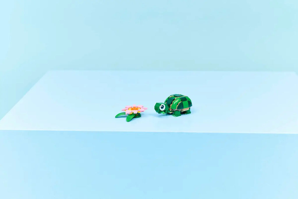 LEGO - Creator Turtle with a Waterlily 31377