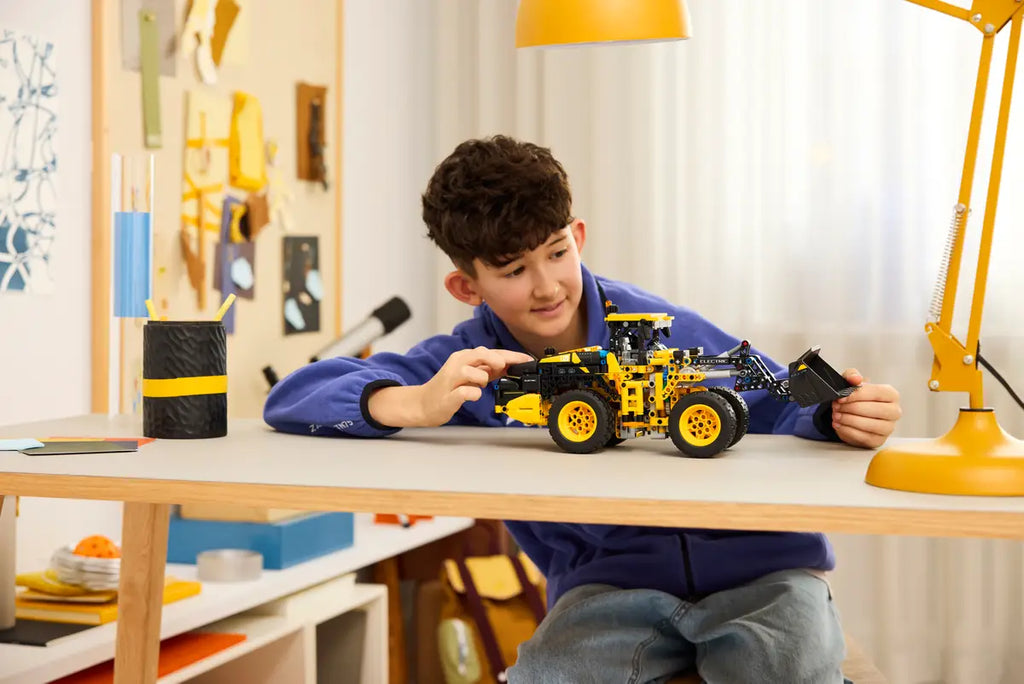 LEGO - Technic Volvo L120 Electric Wheel Loader 42209