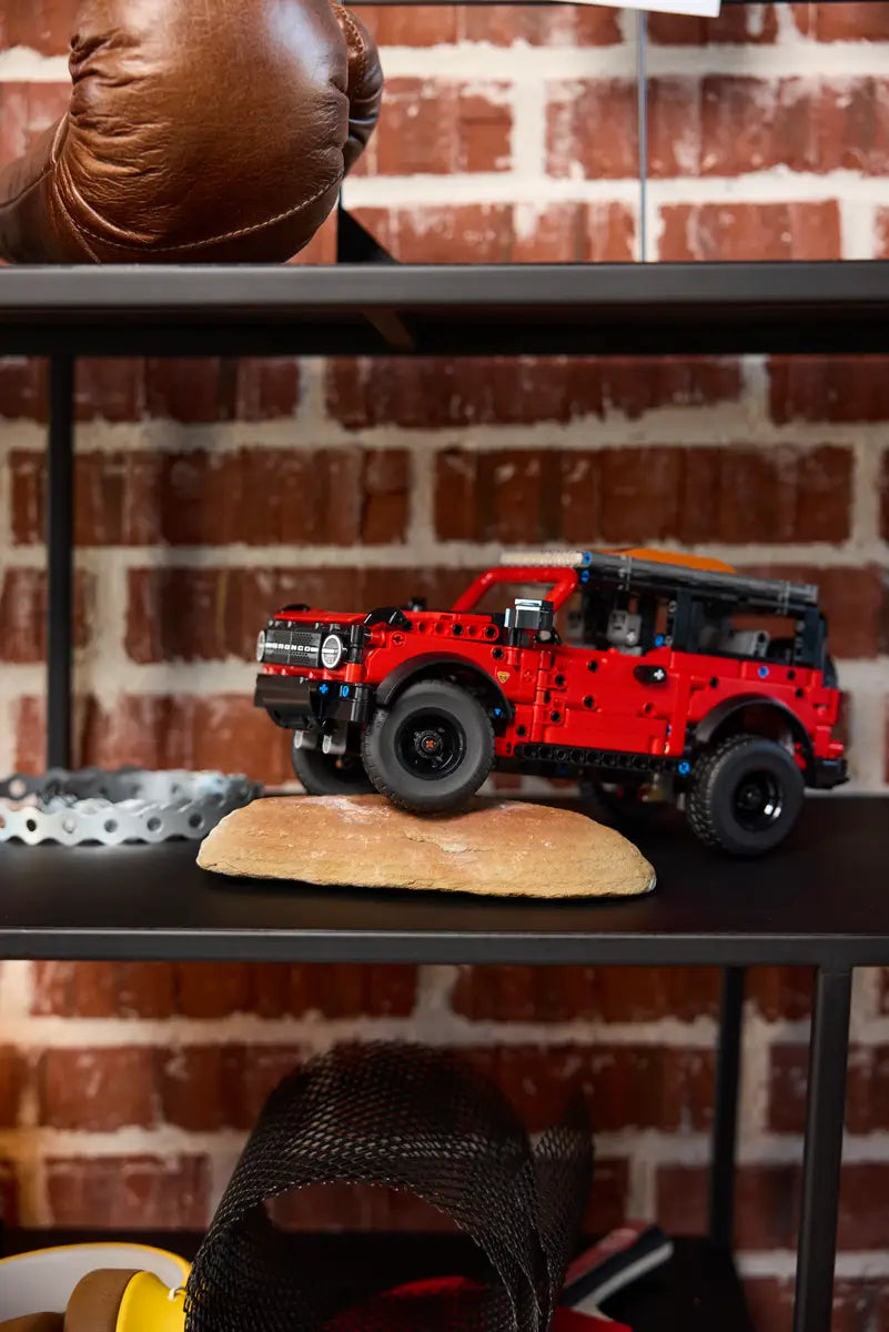 LEGO - Technic Ford Bronco SUV 42213