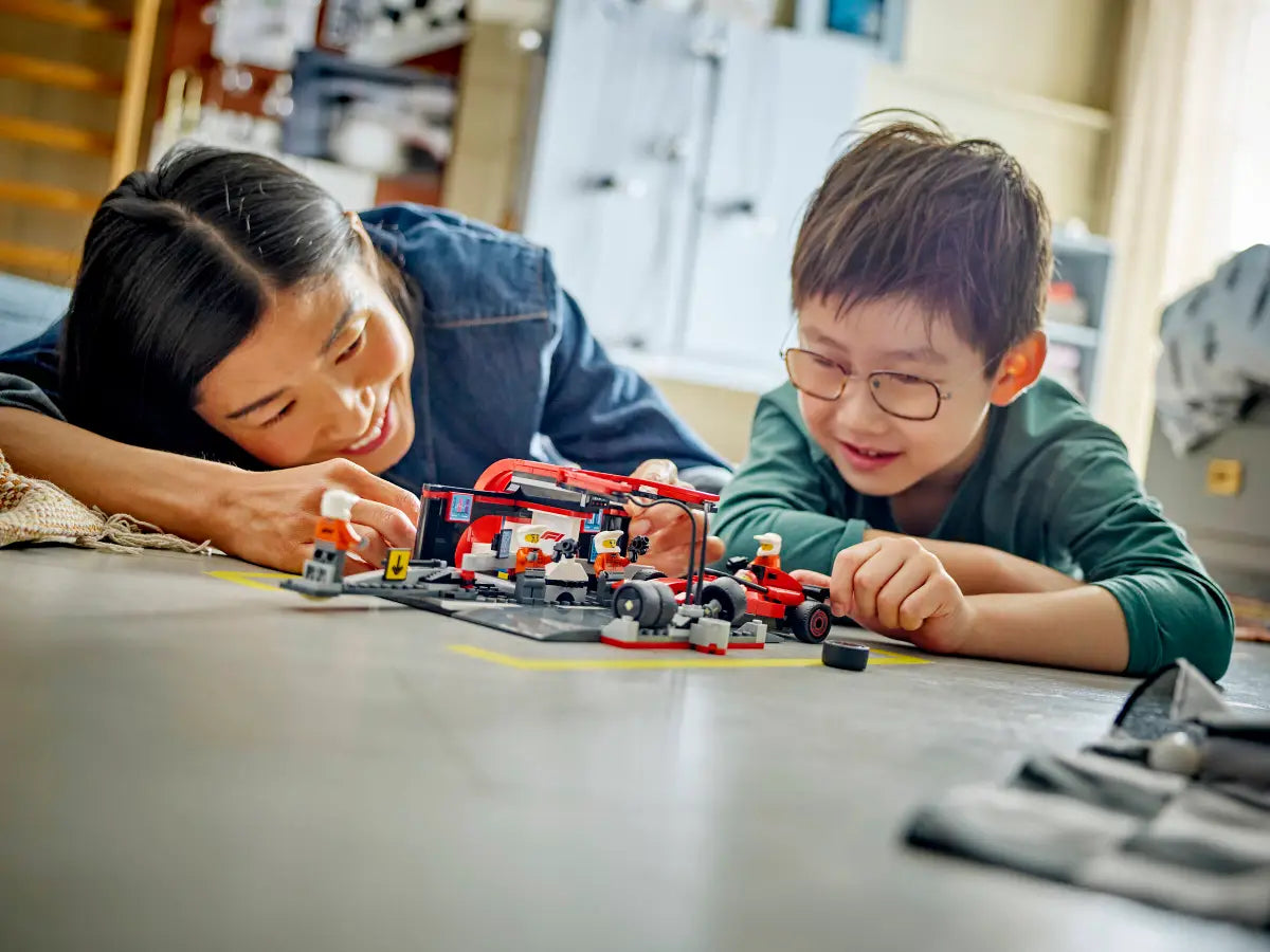 LEGO - City F1 Pit Stop & Pit Crew with Ferrari Car 60443