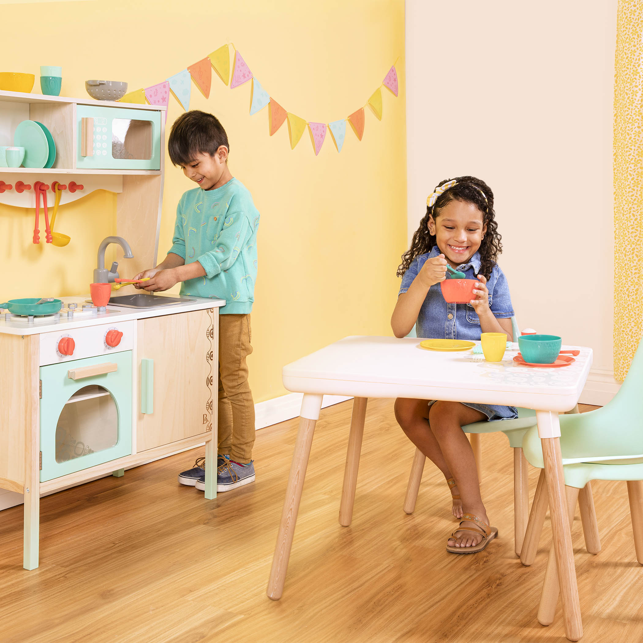 Toy cooking accessories.