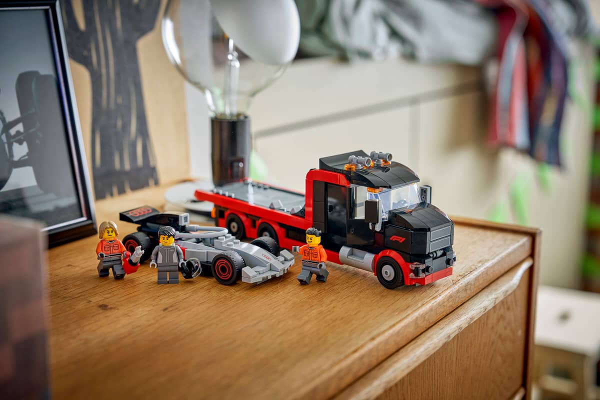 LEGO - F1 Display Truck with Audi F1 Race Car 60493